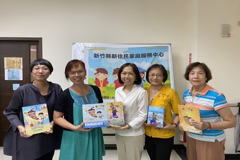 崇她新竹贈品德教材 助新住民快樂學漢字