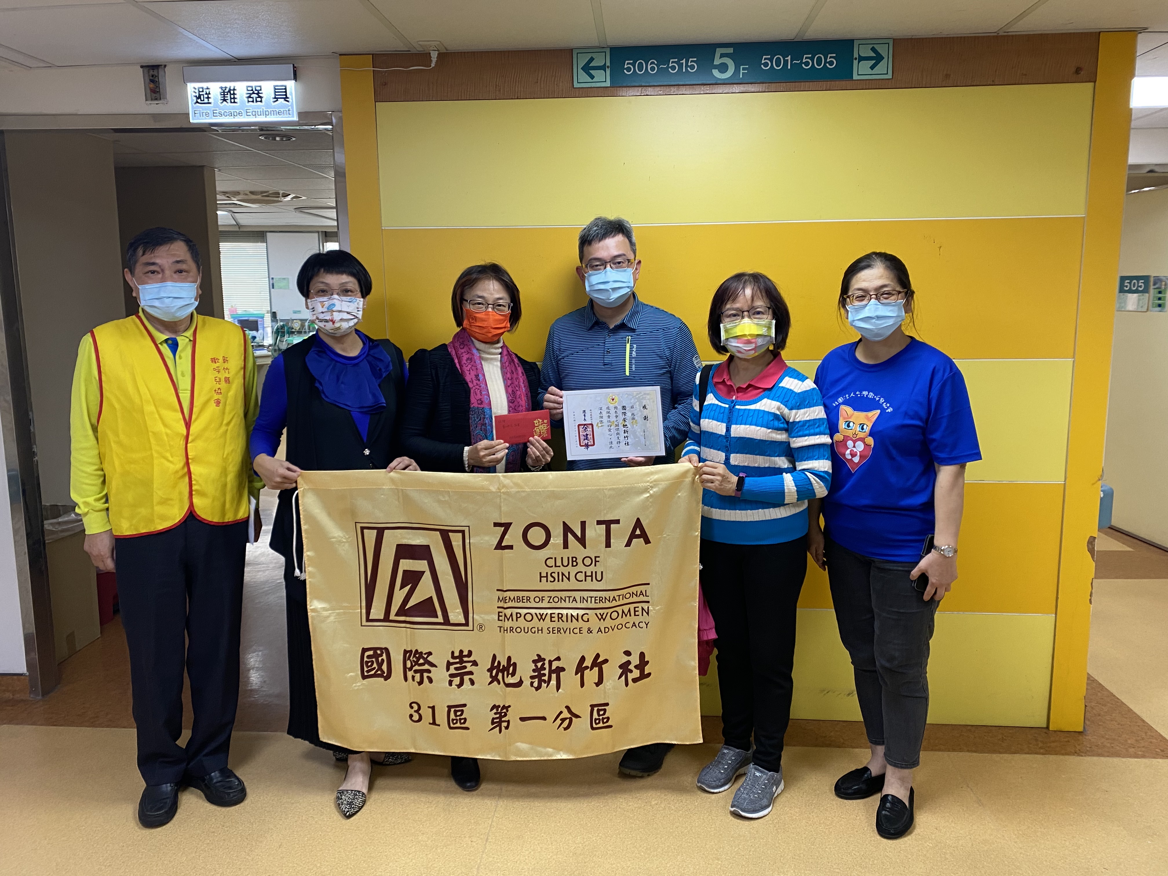 崇她新竹社義買春聯　關懷送暖歡呼兒