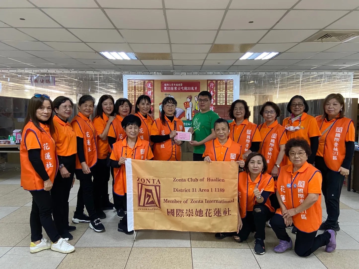 國際崇她花蓮社天寒送炭｜親送年禮紅包，助植物人家庭過好年！