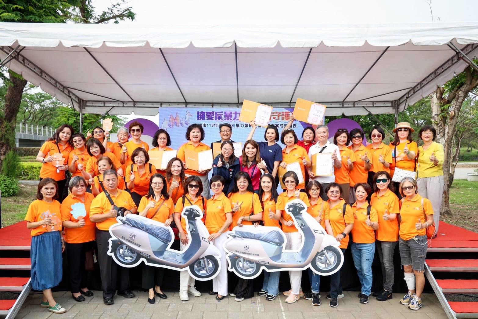 國際崇她高雄育萱社及高雄社 兩社攜手捐贈防暴機車 共同倡議「向暴力說不」