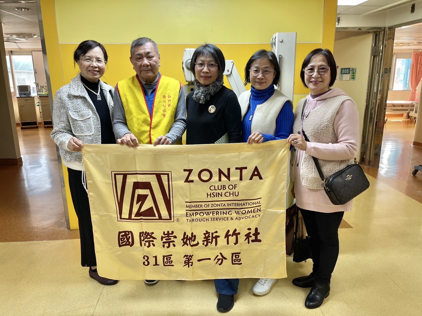 崇她新竹社丙午馬年捐款送暖歡呼兒