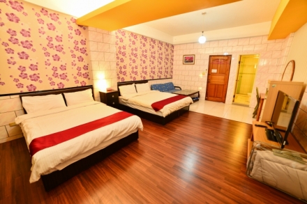 Room 8041 台南成大商務套房，生活機能佳，近成大，4人套房