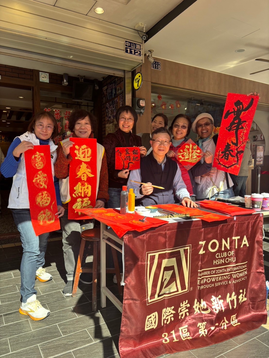 關懷送暖歡呼兒 崇她新竹社義賣春聯